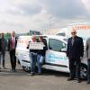 Projektleiter Michael Donath, Logistikleiter Hubert Beck (von rechts) und Vize-Diakonievorsitzender Michael Nachtrab (Zweiter von links) präsentierten das neue Fahrzeug mit den Spendervertretern (von links) Sven Zunke (Autohaus Pferr), André Weber (Weber-Werbung), Steffen Riedmann (Sparkasse), Heidi Ludwig und Karla Reinshagen (beide Lidl).  