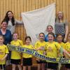Die Korbball-Jugend 9 des TSV Grettstadt holte sich in der Hallenrunde in der Kreisklasse 9/5 mit 35 Punkten und 35:14 Körben die Meisterschaft. Am letzten Spieltag sicherte sich der TSV mit zwei Siegen und einem Punkt Vorsprung den Titel. Hinten von links: die Trainerinnen Yvonne Hauck, Anne Gröger und Lara Säger; vorne: Pauline Leber, Alina Hauck, Emilia Pohl, Johanna Münzer, Korbhüterin Romy Müller, Marie König, Nika Hetzel und Leona Kirchner. Es fehlt Marie Reichert. (swt)