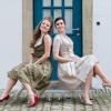 Viktoria Keller (Model und Bloggerin aus Büchold) und Shannon Göpfert (Model und Weinprinzessin aus Eibelstadt) beim Fotoshooting von Dirndl-Label "Kleiderkunst-Couture" in der Villa Sommerach.