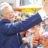 Bad in der Menge: Bundespräsident Joachim Gauck wurde am Donnerstag die Ehrenbürgerwürde seiner Heimatstadt Rostock verliehen.