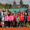 16 Kinder absolvierten erfolgreich das Tennis-Sportabzeichen. Unter den Augen von Maskottchen Talentino und Anleitung des Trainers Hans-Jörg Kress (rechts)mit seinem Helferteam Emma Rützel, Linda Vogel, Katharina Vestweber und Muriel Breisch (links) konnten die Kinder Punkte sammeln.