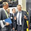 Rundgang bei Kurtz: Der Vorstandsvorsitzende von Klöckner besuchte den Maschinenbau. Von links: Stefan Morsch, Niederlassungsleiter Würzburg; Ralf Moysig, CEO Klöckner Stahl- und Metallhandel GmbH Europa; Gisbert Rühl, Vorstandsvorsitzender Klöckner & Co SE; Jörg Liekefett, Prokurist Niederlassung Würzburg; Jürgen Geiger, Teamleiter Einkauf kurtzersa; Rainer Kurtz CEO, kurtzersa; Thomas Mühleck, CFO kurtzersa; Stefan Wieczorek, Prokurist Niederlassung Würzburg.