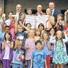 Spender willkommen: Der Forscherpass und das Maskottchen „Klaro“ weisen die Schüler der Ochsenfurter Grundschule als findige Teilnehmer am Projekt „Klasse 2000“, das der Lionsclub durch seine Spende für die künftigen Erstklässler ermöglicht hat. Mit im Bild (hinten von links) die Lehrerinnen Kerstin Rieger und Fabienne Wanderer, Hilfswerk-Vorsitzender Harald Schwarz, Schulleiterin Sybille Gernert sowie Sabine Würzburger und Peter Deppisch vom Lionsclub Ochsenfurt.