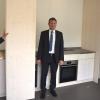 Variabel: Prof. Dr. Rupert Gebhard, Leiter der Archäologischen Staatssammlung München (von links), Bürgermeister Thomas Helbling und Architekt Jürgen Hess beim Verschieben einer flexiblen Wand in einem Pavillon, der neu im Hof der Schranne errichtet wurde. Variabel: Prof. Dr. Rupert Gebhard, Leiter der Archäologischen Staatssammlung München (von links), Bürgermeister Thomas Helbling und Architekt Jürgen Hess beim Verschieben einer flexiblen Wand in einem Pavillon, der neu im Hof der Schranne errichtet wurde.