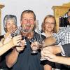 Prost! Anton Bischof (Mitte) freute sich über die serbische Delegation und die hochkarätige Begleitung aus Deutschland.
