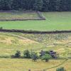 Wallanlage: Mehrere Kilometer durchziehen Totholzwälle (Benjeshecken) die Deutelbacher Landschaft. Dieter Dauth hat damit etwa ein Drittel der Gemarkung eingefasst. Das verstoße unter anderem gegen den nach der Verfassung zu gewährenden freien Zugang zur Natur, urteilten Würzburger Richter 2010. Dagegen hat Dauth Berufung eingelegt.