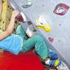 Leonie Muth: Die Achtjährige zeigt, dass auch das Klettern in Absprunghöhe (Bouldern) anstrengt, aber auch viel Spaß macht. FRANZ NICKEL