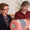 Am über 1,50 Meter langen Spitzenband für den Wohnzimmertisch klöppelt Brigitta Jüls länger als ein Jahr. Am über 1,50 Meter langen Spitzenband für den Wohnzimmertisch klöppelt Brigitta Jüls länger als ein Jahr.