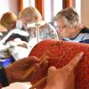 Anfänger lernen im Kurs in Karlstadt erst einmal, mit zwei Klöppelpaaren zurechtzukommen. Anfänger lernen im Kurs in Karlstadt erst einmal, mit zwei Klöppelpaaren zurechtzukommen.
