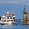 Gefahr fürs Kulturgut: Ein Passagierschiff fährt in den Hafen von Konstanz ein. Durch die Wellen der Motorschiffe sind nach Angaben von Fachleuten die Überreste der Pfahlbauten unmittelbar vor der Hafeneinfahrt in Konstanz gefährdet. Rund 90 Pfahlbausiedlungen gibt es im Bodensee.