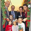 Durchschneiden das rote Band: Bürgermeister Rainer Kinzkofer, AWO-Bezirksvorsitzender Stefan Wolfshörndl, Leiterin Romy Blechschmidt  und AWO-Vorsitzende Ingrid Schinagl eröffnen nach Krippenanbau und Generalsanierung das „starke Kinderhaus“ in Veitshöchheim.