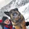 (dpa)   Lawinenhund Aico hat den Verschütteten gefunden und zeigt seinem Hundeführer Franz Schreiber die Fundstelle an – glücklicherweise war es nur eine Übung. Eine Woche lang trainieren Hundeführer der Bergwacht nahe der Alpspitze bei Garmisch-Partenkirchen ihre Tiere im Aufspüren von Lawinenopfern und unter anderem im Helikopterflug.