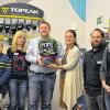 Biker-Fachgeschäft: Ein neues Biker-Fachgeschäft hat in der Josef-Schmitter-Allee 5 eröffnet. SAM's SportsAndMoreshop bietet alles rund ums Fahrradfahren für jedes Alter und jeden Geschmack. Geschäftsinhaber Holger Pfeuffer (Dritter von links) freute sich mit Lebensgefährtin Kathleen Holz und Sohn Justin (links daneben) über Stadtwappen und Grün, überreicht von Bürgermeisterin Linda Plappert-Metz (rechts daneben). Ebenso freuen sich der Lager- und Verkaufsleiter Frank Zygmunt mit Freundin Marie Dietrich (Kundensupport Inland, rechts).