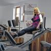 (jun)  Andrea Försterling wird am 13. Dezember in Lohr ein neues Studio für Fitness und Wellness eröffnen. „Fit&Flair“ wird es heißen und in den Räumen der ehemaligen Raumausstattung Nonnenmacher in der Stadtmühlgasse angesiedelt sein. Die 53-Jährige ist in Lohr durch zahlreiche Kurse bekannt, die sie in den vergangenen Jahren für die Volkshochschule zu den Themen Bewegung und Fitness abgehalten hat. Auch beim Sportverein Steinbach, wo Försterling wohnt, ist sie als Kursleiterin aktiv. Sie ist zertifizierte Übungsleiterin für Prävention in Sachen Haltung und Bewegung und hat Zusatzlizenzen für Osteoporose-Prävention und Beckenbodentraining. In ihrem auf zwei Stockwerke verteilten Studio will Försterling sowohl Gruppen-Kurse rund um Rücken und Wirbelsäule, als auch die Möglichkeiten zum Gerätetraining anbieten. Speziell für Senioren plant sie auch Kurse zur Sturzprophylaxe. Das Wellnessprogramm umfasst unter anderem verschiedenste Massagen. Das Studio öffnet am Freitag, 13. Dezember. Die Kurse starten im Januar. Infos im Internet unter www.fitundflair.de.