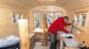 Ganz in Holz: Die Bau-Wohnwagen aus der Wagen-Manufaktur werden individuell nach den Wünschen der Kunden hergestellt. Alles ist Handarbeit.
