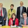Vertragsunterzeichnung: Über die weitere Zusammenarbeit freuen sich (stehend von links) Norbert Schmitt, Geschäftsführer Mainfranken Netze GmbH, Angela Kuhn, Geschäftsstellenleiterin der Gemeinde, Peter Saam, Geschäftsführer Mainfranken Netze GmbH, Norbert Hettiger, Kommunalbetreuer, sowie (sitzend von links) Robert Konrad (WVV), Bürgermeisterin Ursula Engert und WVV-Geschäftsführer Thomas Schäfer.