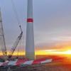 In Betrieb: Lagen die Flügel im Dezember noch auf der Erde, produzieren jetzt die Windkraftanlagen bei Gädheim Strom.
