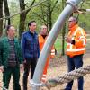 Hackschnitzel dienen als Fallschutz unter den Spielgeräten auf dem Waldspielplatz bei Hundelshausen. Im Bild (von links): Von links: Reinhold Seufert, Landrat Florian Töpper, Carsten Bernhardt und Kreisbauhofleiter Joachim Bördlein. Hackschnitzel dienen als Fallschutz unter den Spielgeräten auf dem Waldspielplatz bei Hundelshausen. Im Bild (von links): Von links: Reinhold Seufert, Landrat Florian Töpper, Carsten Bernhardt und Kreisbauhofleiter Joachim Bördlein.