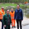 Der Waldspielplatz unterhalb des Zabelsteins bei Hundelshausen wurde in den vergangenen Wochen umfassend vom Bauhof des Landkreises Schweinfurt für die neue Saison fit gemacht. Darüber freuen sich (von links): Kreisbauhofleiter Joachim Bördlein, die beiden geprüften Spielplatzbeauftragten des Landkreises, Reinhold Seufert und Carsten Bernhardt, sowie Landrat Florian Töpper.