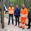 Ein externes Fachbüro führt den alljährlichen "TÜV" auf dem Waldspielplatz bei Hundelshausen durch. Dabei muss auch darauf geachtet werden, dass sich niemand strangulieren kann und auch der Kopf eines Kindes nicht durch Öffnungen passt. Im Bild (von links): Kreisbauhofleiter Joachim Bördlein, Landrat Florian Töpper sowie die beiden geprüften Spielplatzbeauftragten des Landkreises, Carsten Bernhardt und Reinhold Seufert. Ein externes Fachbüro führt den alljährlichen "TÜV" auf dem Waldspielplatz bei Hundelshausen durch. Dabei muss auch darauf geachtet werden, dass sich niemand strangulieren kann und auch der Kopf eines Kindes nicht durch Öffnungen passt. Im Bild (von links): Kreisbauhofleiter Joachim Bördlein, Landrat Florian Töpper sowie die beiden geprüften Spielplatzbeauftragten des Landkreises, Carsten Bernhardt und Reinhold Seufert.