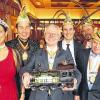 Dank an Oppmann: Das Würzburger Prinzenpaar Martina II. und Ralph I. (von links), Oppmann-Chef Albert Friedrich, Zugmarschall Michael Zinnhobel, sein Stellvertreter Martin Trageser und Ehrenzugführer Horst Grimm.