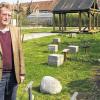 Ein Sorgenkind: Die Hinweistafeln im Sieboldgarten sind teilweise zerstört. Ansonsten ist der Vorsitzende des Fördervereins Gartenschaugelände, Rolf Wenkheimer, mit dem Gelände und der Arbeit seiner Vereinsmitglieder sehr zufrieden.