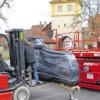 Kraftakt vor dem Ochsenfurter Tor: Gut verpackt macht sich der Flügel auf die Reise in den Odenwald, wo er ausgestellt werden soll.