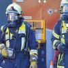 (nibo)   In einer Grafenrheinfelder Firma ist am frühen Montagmorgen die Batterie eines Gabelstaplers explodiert. Schwefelgas breitete sich in der Halle aus, sodass die Feuerwehren Grafenrheinfeld und die ABC Erkundereinheit der Feuerwehr Werneck durch die Integrierte Leitstelle Schweinfurt alarmiert wurden. Weil nur eine von mehreren Batteriezellen explodiert war, konnte der Gabelstapler noch ins Freie gefahren werden. Die Feuerwehr Werneck nahm unter anderen Gefahrgut-Messungen in der Halle vor. Nach dem Einsatz eines Lüfters der Feuerwehr Grafenrheinfeld konnte schnell Entwarnung gegeben werden. Jedoch wurden zwei Arbeiter der Firma verletzt. Sie klagten über Reizungen der Atemwege und wurden ins Krankenhaus gebracht. Etwa 30 Helfer waren im Einsatz. Die Polizei schätzt den Schaden auf 1000 Euro.
