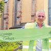 Gut vorbereitet: Organisator Johannes Weismantel mit dem Pilgerschal der bayernweiten Wallfahrt nach Retzbach am 17. Mai.