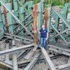 120 Tonnen Stahl: Holger Metzger will die rostigen Kolosse der alten Segnitzer Mainbrücke, die schon vor Jahren abgebaut wurde, auf einem Areal im Ochsenfurter Gau zwischen Sonderhofen und Bolzhausen wieder aufstellen und sie als Freifläche für ein Restaurant nutzen.