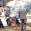 Eröffnung Pfingsten 1964 – Die erste Bratwurst am Dreiländereck: Gerhard Hecht briet am Pfingstsamstag, 17. Mai 1964 die erste Bratwurst am Dreiländereck. Seine Tochter und Zeitzeugin Monika Weinwirth wird am Jubiläumswochenende auf dem Holzkohlegrill die Bratwürste braten „so wie damals“. Die Bratwurst am Dreiländereck ist nicht umsonst berühmt. Ob groß oder klein jedem schmeckt die Wurst (Bild oben, Foto Fuchs)).