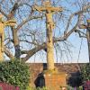 (lau)   Im Zeichen des Kreuzes stehen die Kartage vor dem hohen Osterfest, der Auferstehung Jesu Christi. Zahlreiche Kreuzschlepper und Wegkreuze in den Fluren und fränkischen Dörfern versinnbildlichen heute noch das Leiden Jesu. Auch eine wertvolle Kreuzigungsgruppe aus Sandstein am Friedhof in Roden erinnert daran. Auf Veranlassung des Abts Christopherus Caseus (1576 bis 1586) fertigte das Kloster Neustadt die Gruppe an. Der Bamberger Steinmetz Hans Werner schuf sie vermutlich 1586. Am Sockel ist die Jahreszahl 1833 zu sehen: Ursprünglich stand die Kreuzigungsgruppe in der ehemaligen Abteikirche in Neustadt am Main. 1836 schenkte Carl zu Löwenstein-Wertheim-Rosenberg die Sandsteingruppe der Gemeinde Roden.