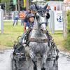Mit einem PS durch den Wassergraben: Theresa Scheiter (RFC Hausen) und ihr Beifahrer Franz Gruber.
