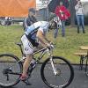 Volle Kraft voraus: Kräftig in die Pedalen treten und am Schießstand eine ruhige Hand haben heißt es beim Mountainbike-Biathlon
