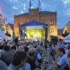 Live-Musik von sieben Bühnen: am Freitagabend sorgten beispielsweise  die „Almrocker“ für beste Stimmung auf dem Marktplatz.