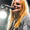 Bester Laune: Judith Holofernes bei ihrem Hafensommer-Konzert.