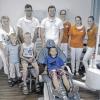 (HuHe)   Die Zahnarzt Gemeinschaftspraxis Dentametik im Point Center hat allen 55 Tschernobylkindern und den elf Betreuern eine kostenlose Zahnuntersuchung und -reparatur angeboten. Dankbar nahm der Wollbacher Hilfsverein das großzügige Angebot an und gab es an alle 30 Gasteltern weiter. Gleich am zweiten Tag nach der Ankunft wurde schon reger Gebrauch davon gemacht. So moderne, fast schmerzfreie Behandlungsmethoden sind in Shitkowitschi nicht bekannt, sagte die Leiterin der diesjährigen Aktion, Ludmila Anoschko und bedankte sich mit einem kleinen Präsent bei Streit. Von links: Ludmila Anoschko, Zahnarzt David Streit, Dr. Matthias Klum, Julia Burdzinski, Jasmin Simon, Regina Kümmeth. Vorn die Tschernobylkinder Maksim, Alexander und Viktor.
