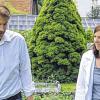 Rundgang mit dem Schlossherrn: Florian Kirfel-Rühle zeigt Katrin Göring-Eckardt die Gärtnerei von Schloss Bedheim.