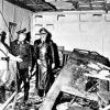 Nach dem Attentat: Reichsmarschall Hermann Göring (helle Uniform) und der Chef der „Kanzlei des Führers“, Martin Bormann (links), begutachten die Zerstörung in der Karten-Baracke im Führerhauptquartier Rastenburg. Dort hatte Stauffenberg am 20. Juli 1944 eine Sprengladung deponiert mit der Absicht, Hitler zu töten.