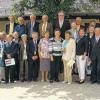 Jubilare: Goldene, Diamantene, Eiserne, Gnaden- und sogar Kronjuwelen-Konfirmation feierten 25 Männer und Frauen, zusammen mit Pfarrer Andreas Duft (hinten Zweiter von rechts) in Euerbach.