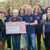 Elmar Weinbeer (vorne rechts) und das Team seiner Praxis für Ergotherapie unterstützen zum 20. Geburtstag die Haßfurter Tafel mit ihren Vorsitzenden Ute Ulbrich (vorne, links) und Irmtraud Neubert (vorne, 2. von links).