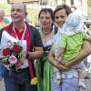 Blumen für den Weltmeister: (von links) Bernhard und Gerda Kreps mit Tochter Katrin und Enkel Jonas vor dem Rathaus.