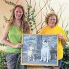 Stolz: Brigitte Benkert präsentiert ein Bild ihrer zwei Lieblingshunde „Mira“ und „Lady“, das Alexandra Laske (links) gemalt hat.