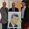 Die Gemeinde Knetzgau würdigt die Arbeit ihres Altbürgermeisters Werner Schneider (Mitte). Zu dessen 75. Geburtstag malte der Bamberger Künstler Johannes Hlawon (rechts) ein Bildnis von Schneider, dass er an Knetzgaus Bürgermeister Stefan Paulus überreichte.