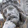 Sieht mächtig alt aus: Walther von der Vogelweide hat am Frankoniabrunnen schon bessere Zeiten gesehen. Das  rieselnde Wasser hat ihn gewaltig verändert.