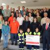 Insgesamt 23.650 Euro hat Sparkassen-Gebietsdirektor Peter Schmitt (vorne rechts) in Tranchen von 500 bis 2000 Euro an 25 Vereine und Organisationen aus dem Altkreis Lohr verteilt.
