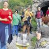 Gästeführerin Weinerlebnis Franken: Magdalena Döblinger (links) serviert bei den Führungen auf der Burgruine auf Wunsch auch Wein von Hängen rund um die Burg.