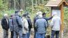 Infos an der Info-Tafel: Das Ziel der Mittwochs-Tramps aus Wülfershausen bei ihrer herbstlichen Wanderung war die Wallfahrtskirche St. Ursula und der Naturfriedhof.