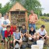 Hier fühlen sich Bienen wohl: Das Insektenhotel hat am Klassenzimmer am Baggersee Hörblach einen idealen Platz gefunden. Damit gewannen Schüler des Armin-Knab-Gymnasiums und die Kitzinger Firma LRZ Lenz-Ziegler-Reifenscheid GmbH den Umweltpreis. Im Bild sind einige  Schüler mit ihrem Lehrer Martin Schwab zu sehen.