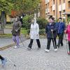 Und los geht's: Vom Wetter lassen sich die Rußlanddeutschen so schnell nicht bremsen. Auch bei Regen geht's zum Nordic-Walking im Rahmen des MiMi-Projekts.